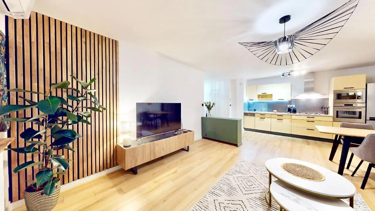 Cosy, 1 Bedroom Near Port 尼斯 公寓